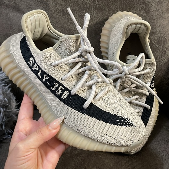 Shoes mans size 4.5 but in women can fit 6-6.5 - Picture 2 of 4